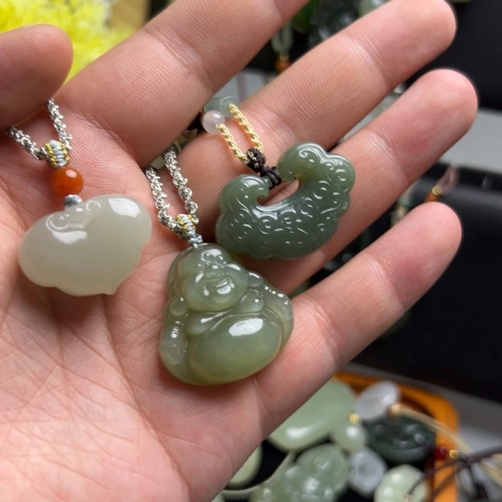 赵***轩颈饰未镶嵌和田玉