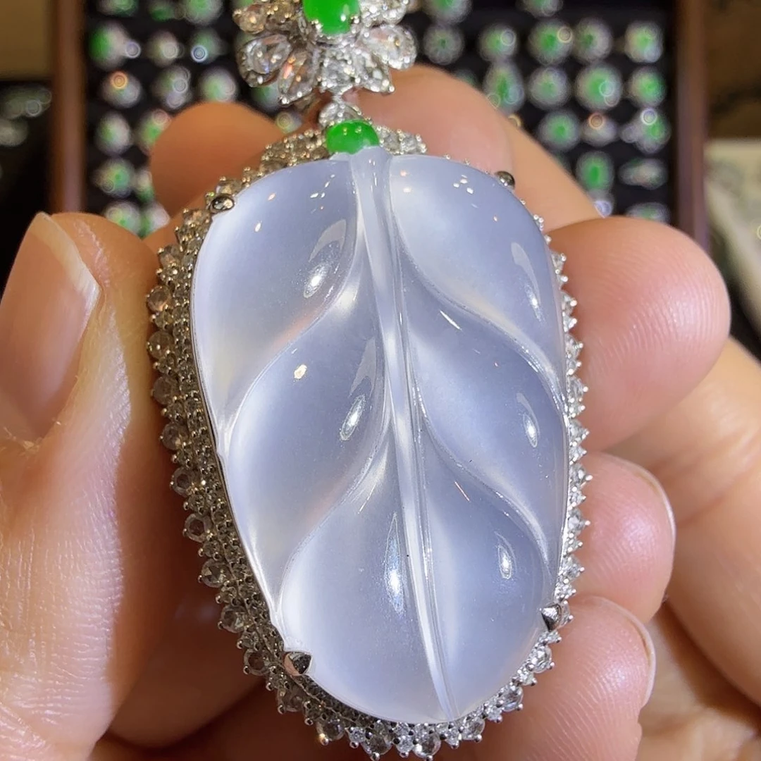 翡翠颈饰18K金镶嵌高冰茅台白树叶