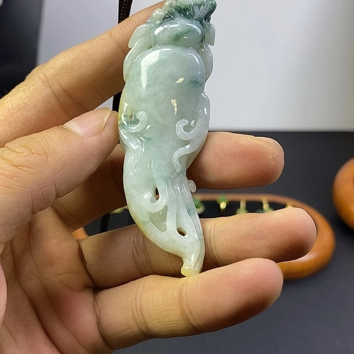 雅***儿吊坠(赠链)未镶嵌翡翠人参吊坠