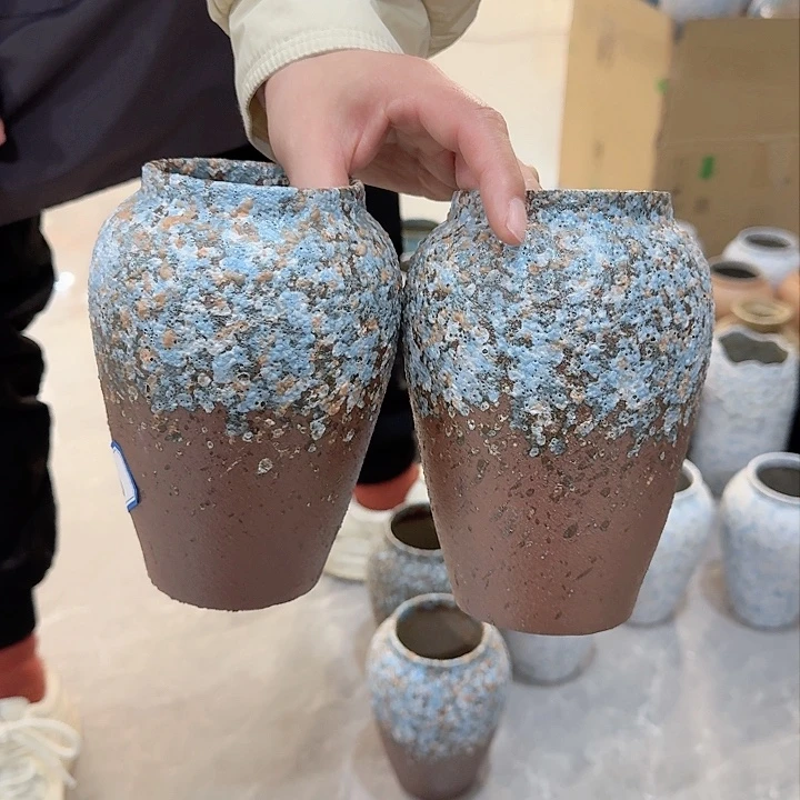 瓶两个泡泡釉小号高16厘米瑕疵