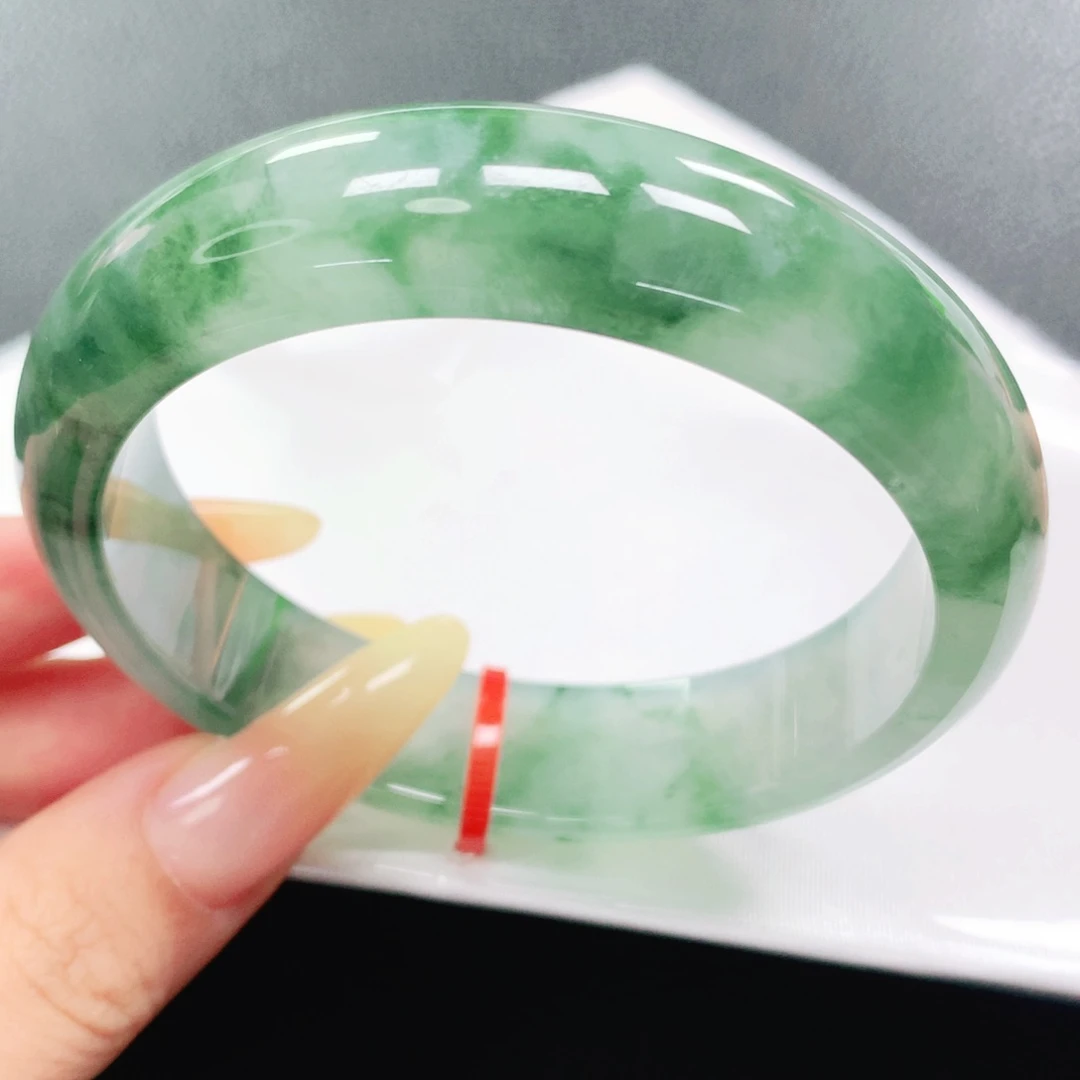 翡翠手镯未镶嵌59。