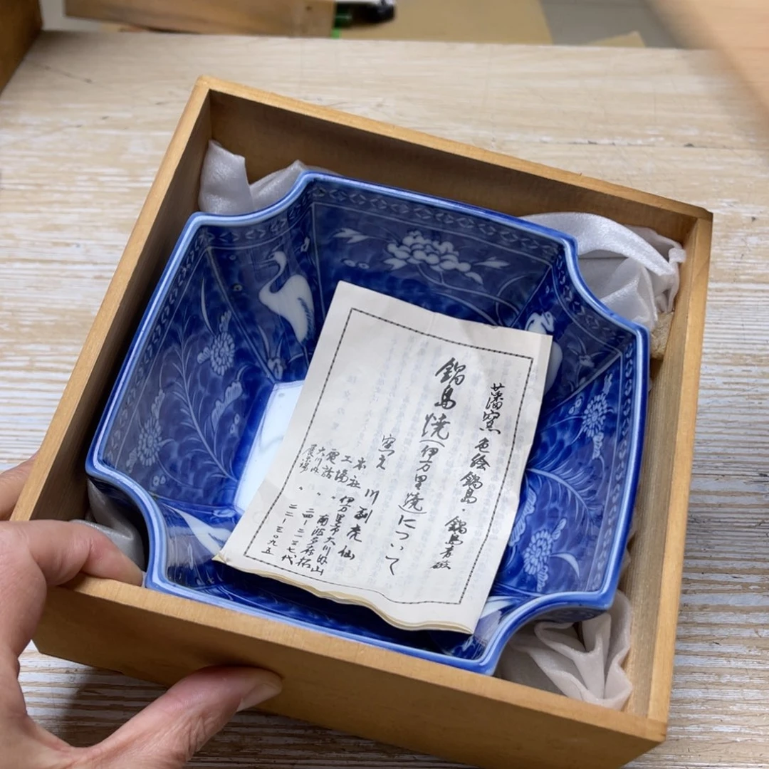 瓷片山***水密密麻麻地排列着一个