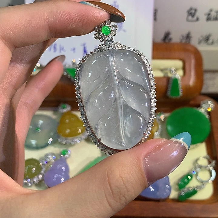 颈饰18K金镶嵌翡翠