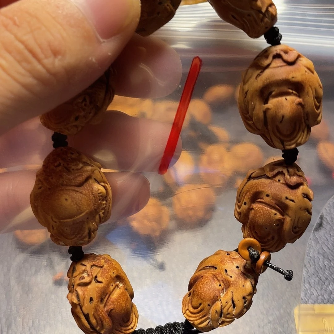 大桃核雕刻瑕疵钟馗
