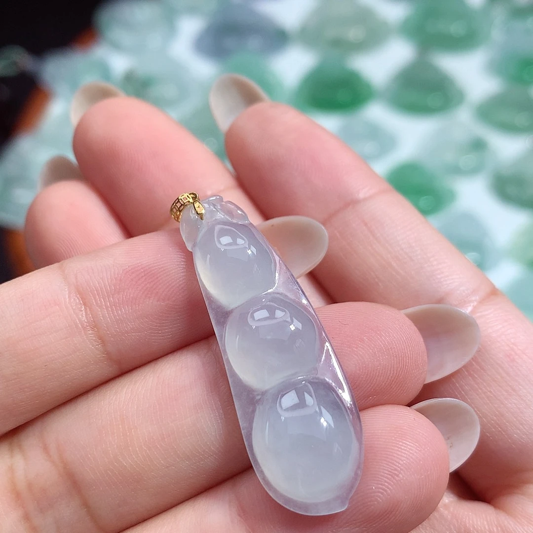 翡翠未镶嵌颈饰豆子