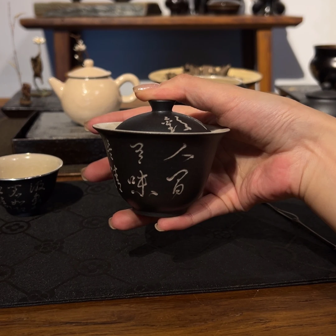 瓷片陶瓷。      陶瓷。