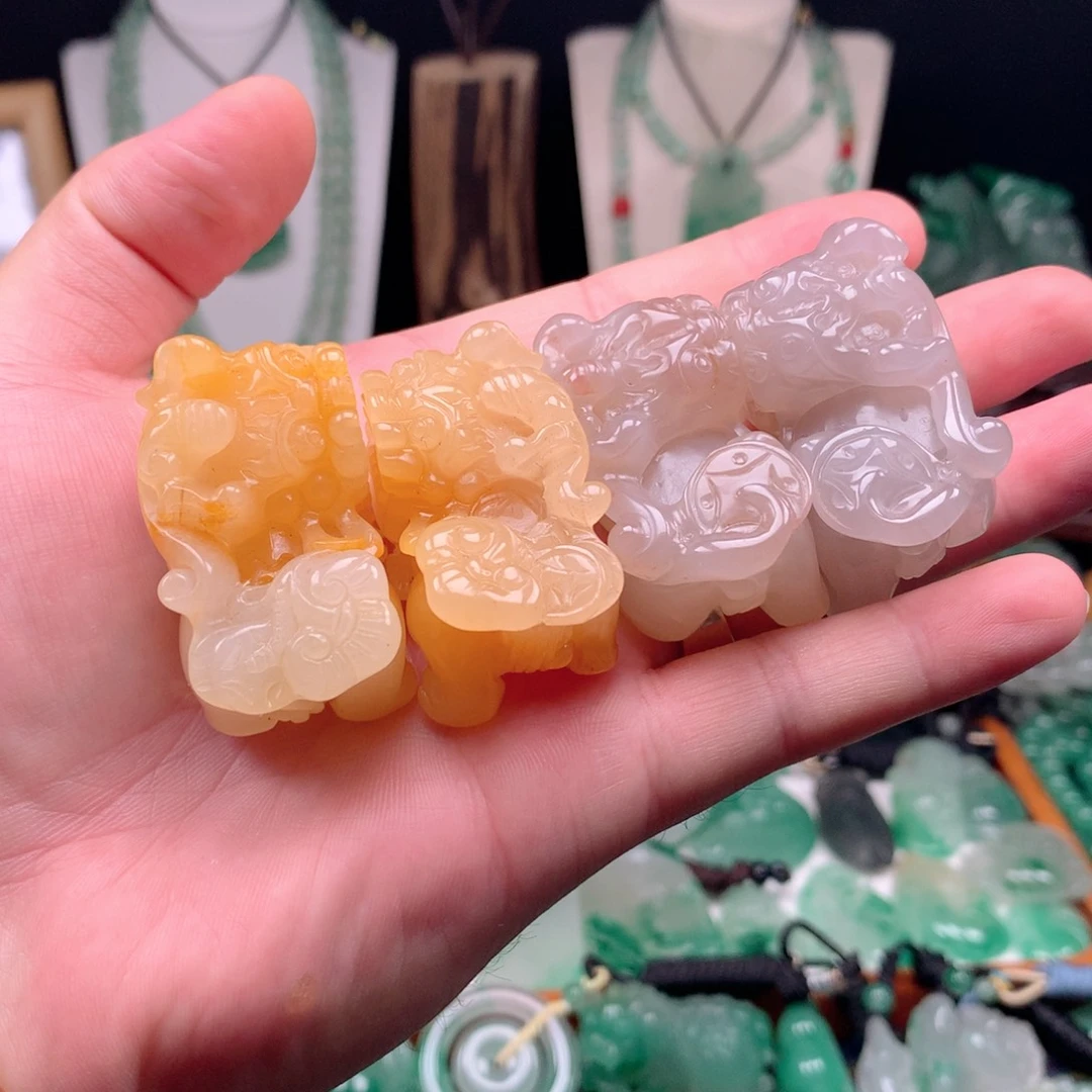 大***头石英质玉（缅黄）合金颈饰