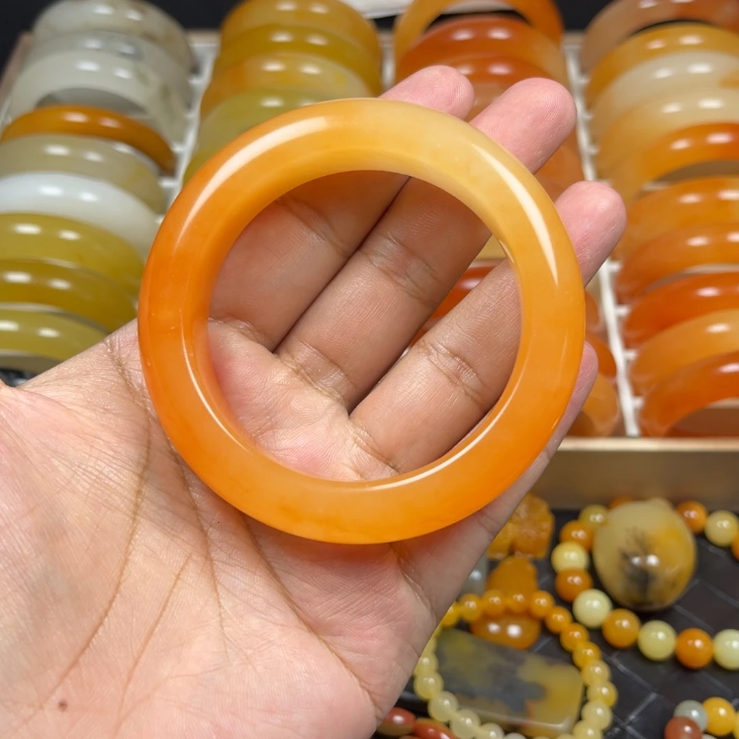 冷***雨石英质玉（黄龙玉）未镶嵌手镯