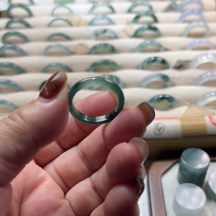 翡翠未镶嵌戒指蓝水