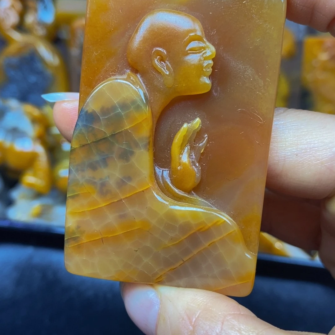 未镶嵌石英质玉（黄龙玉）颈饰