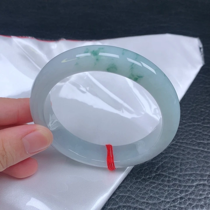 翡翠手镯未镶嵌。