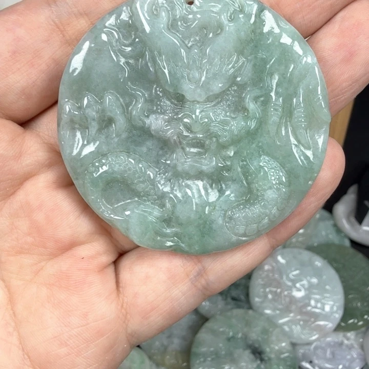 翡翠挂件未镶嵌翡翠