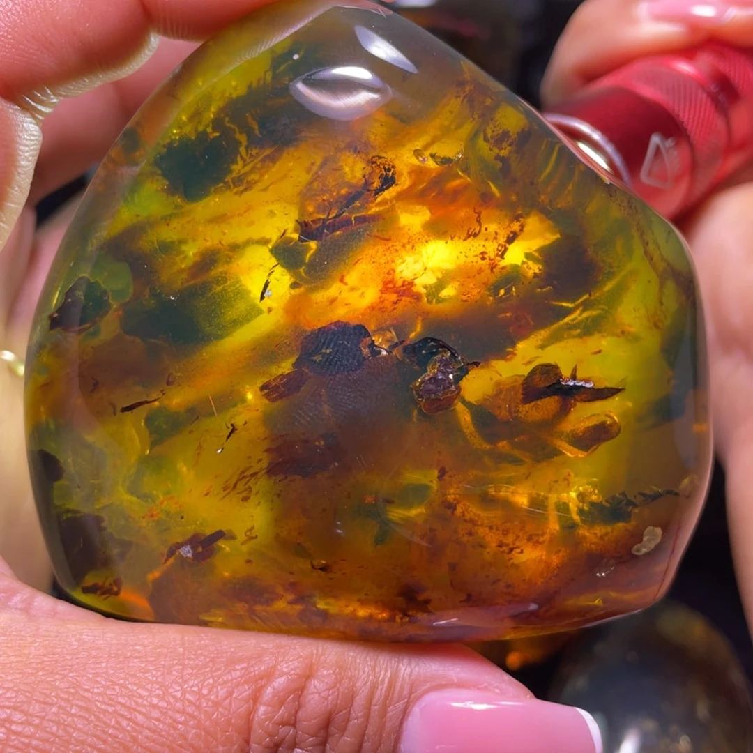 琥珀裸石未镶嵌？