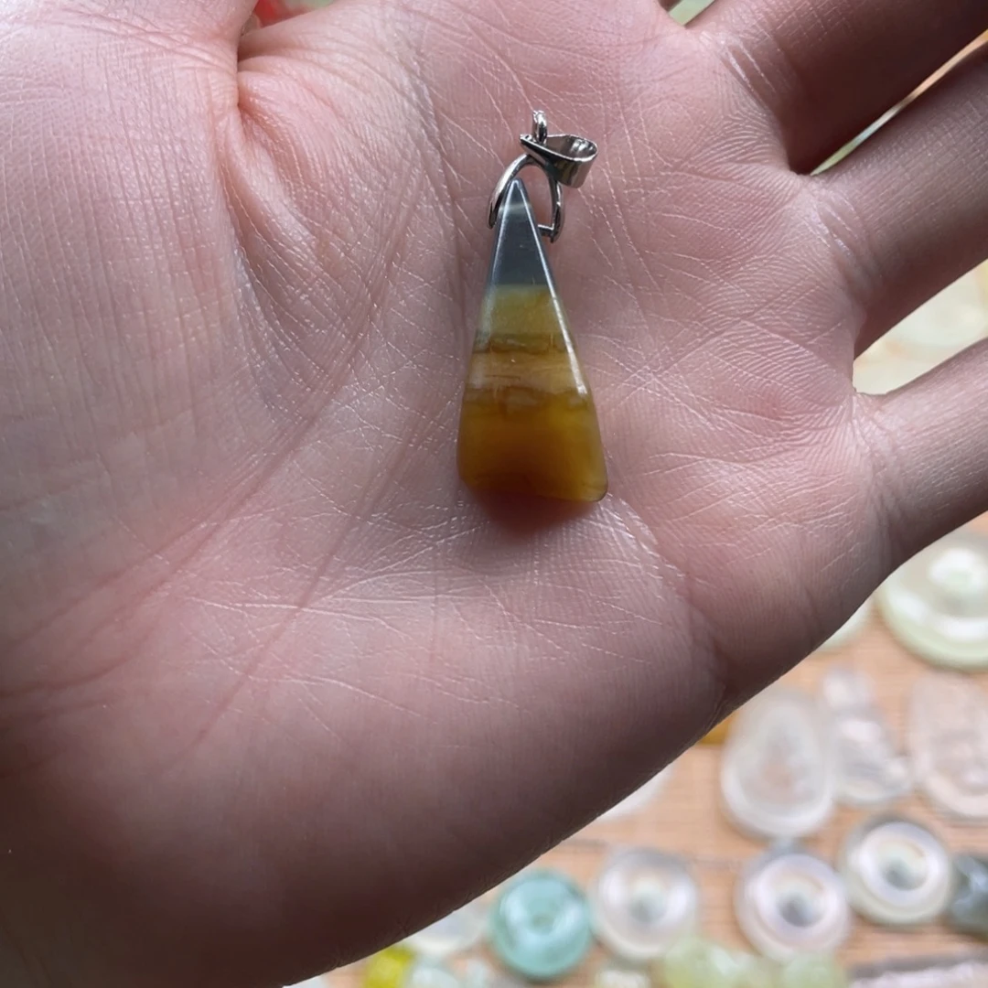 蛇纹石玉未镶嵌颈饰