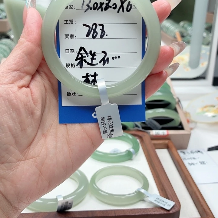 余***就石英岩玉未镶嵌手镯