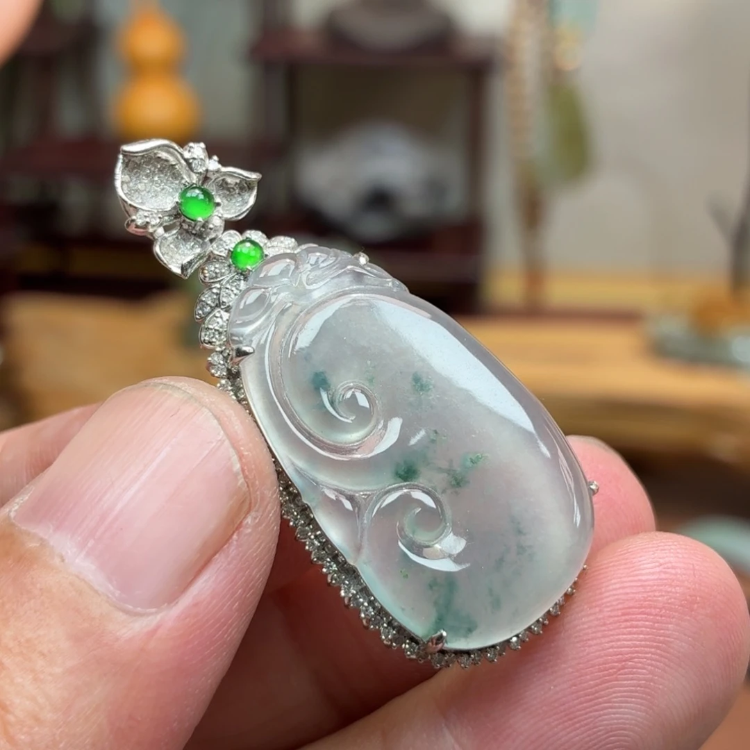 翡翠18K金镶嵌颈饰