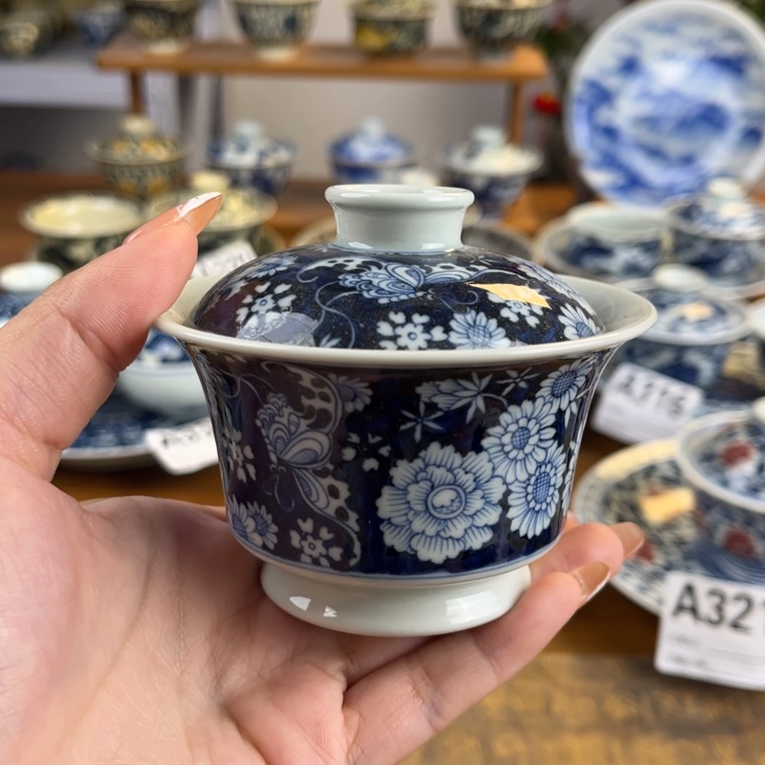 蓝底万花蝴蝶盖碗