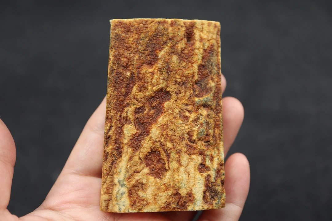 俄料白蜡原石切牌吊坠，双面留皮，手搓香，克重38.29g