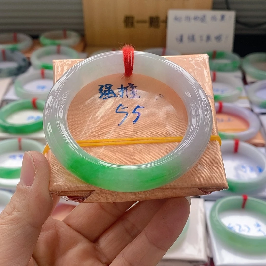 翡翠手镯未镶嵌?手镯分