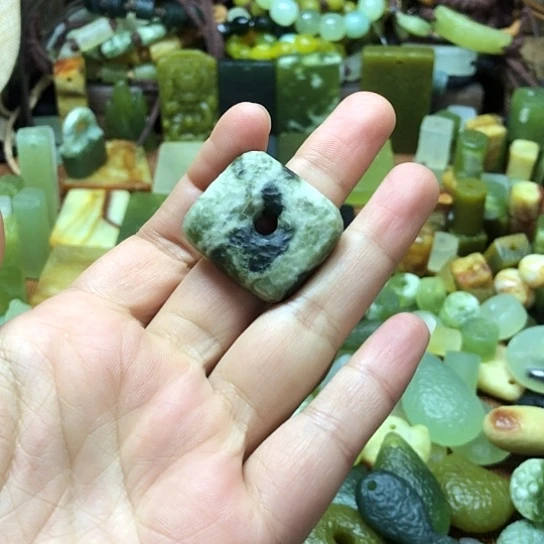 未镶嵌岫玉吊坠岫