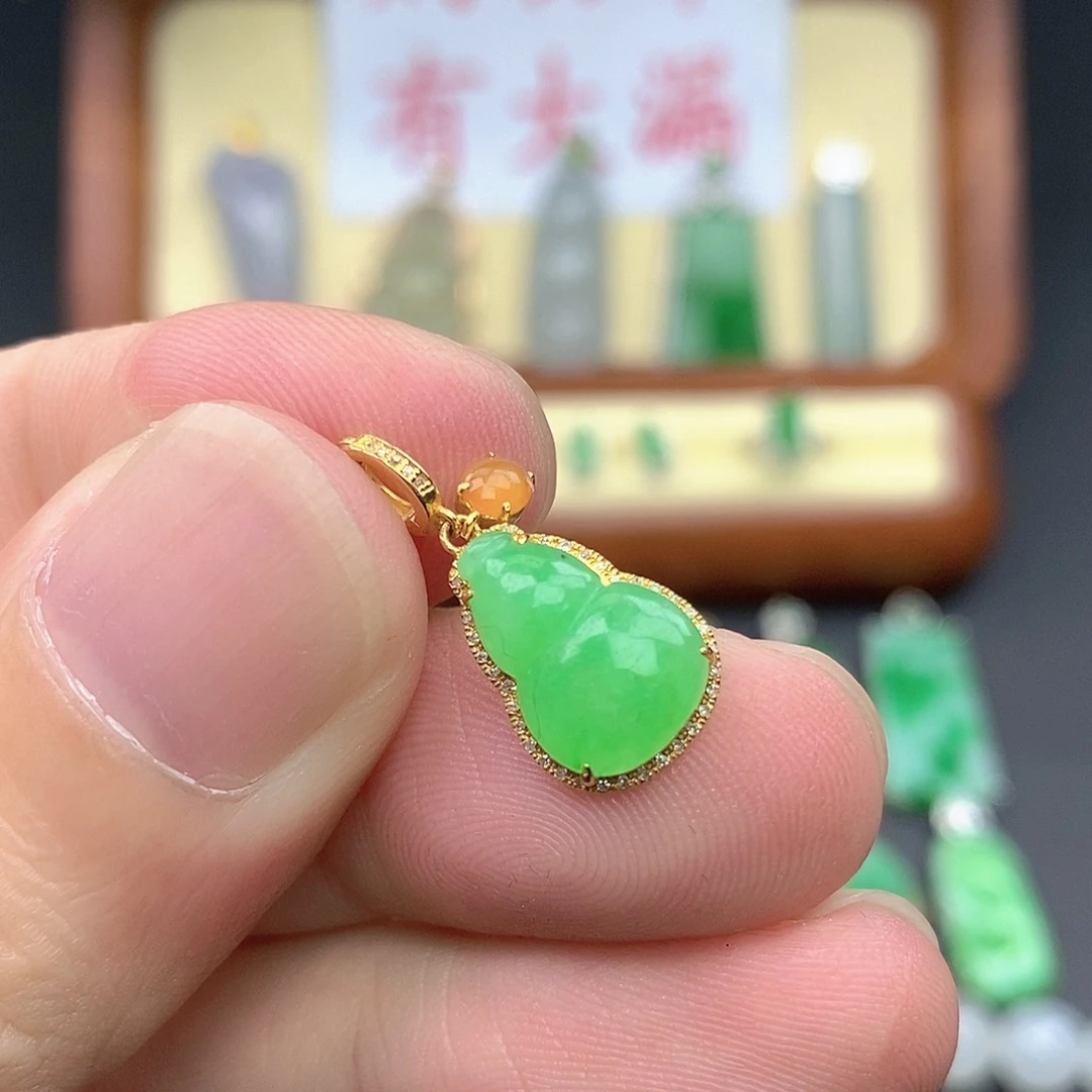 翡翠18K金镶嵌颈饰葫芦