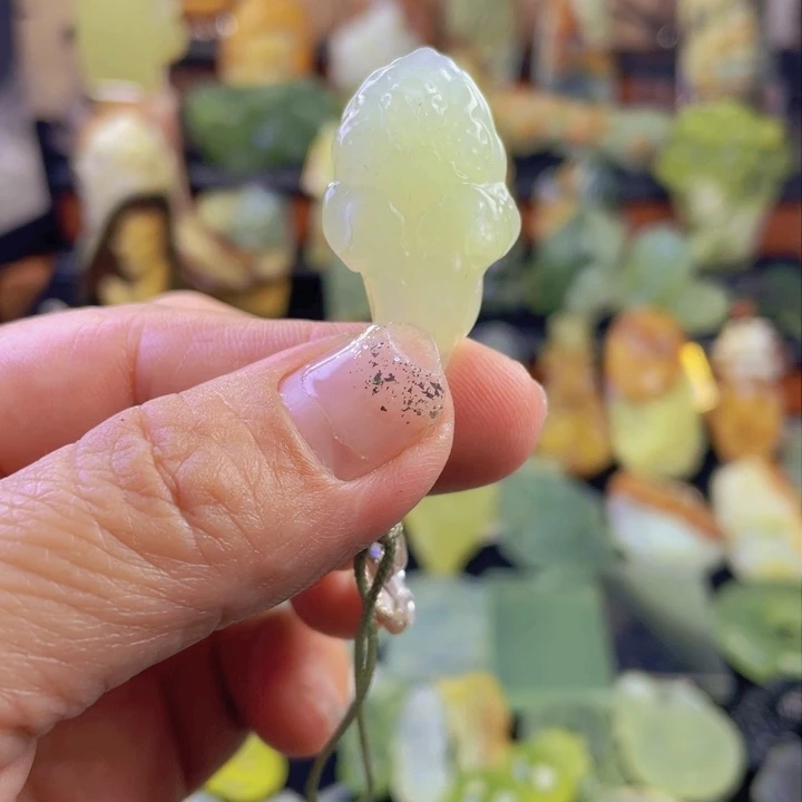 蛇纹石玉颈饰合金