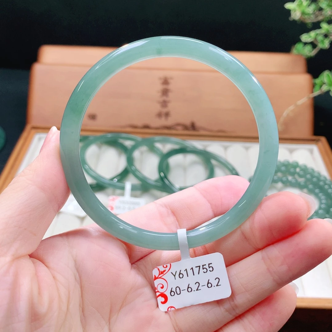 翡翠手镯（圆镯）未镶嵌