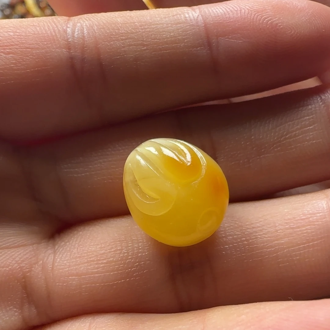 蜜蜡未镶嵌颈饰蜜蜡俏色趴趴兔