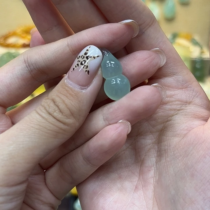 不***猫蛇纹石玉未镶嵌颈饰
