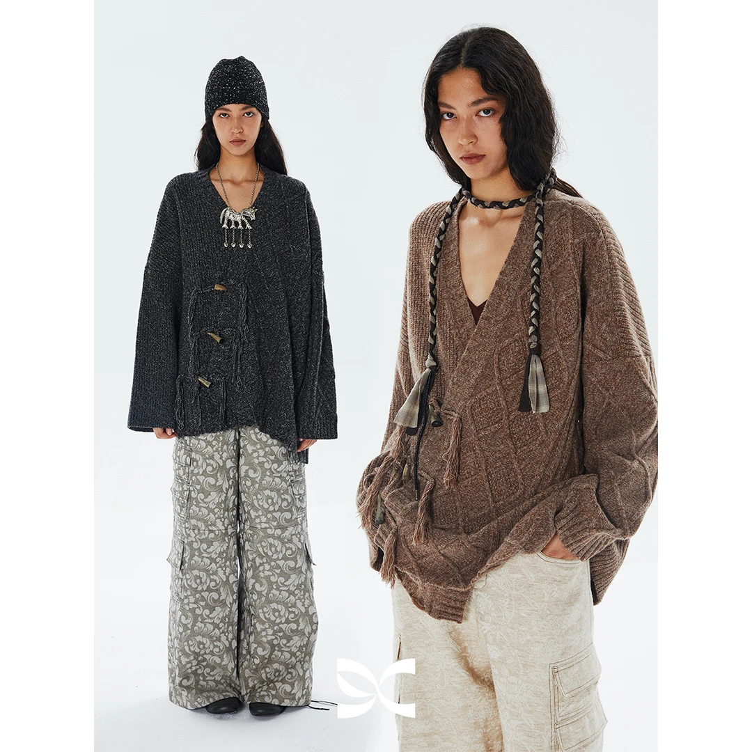 square circle方圆V领绞花编织流苏扣袢牛角扣毛衣针织开衫