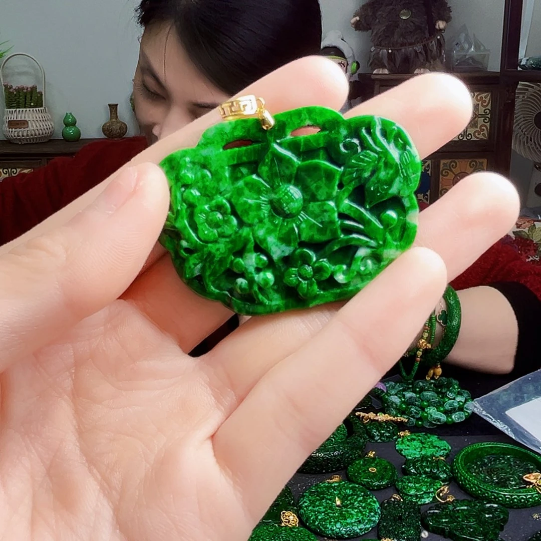 颈饰18K金镶嵌翡翠多样性