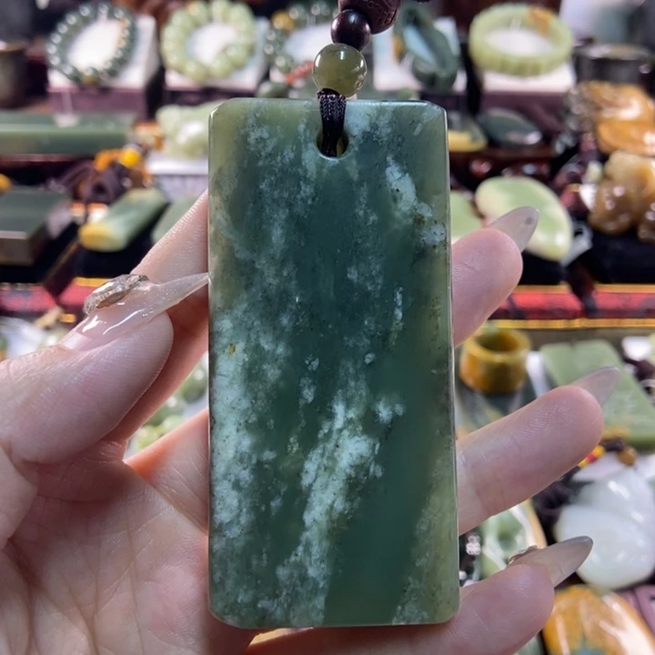 未镶嵌岫岩老玉（透闪石质玉）把件