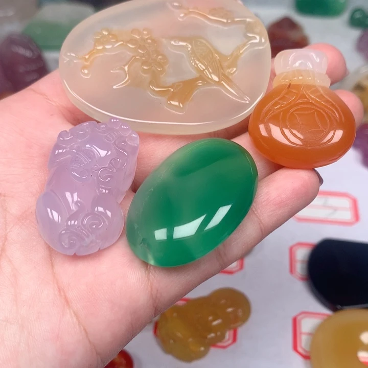 玛瑙/玉髓颈饰未镶嵌月**语