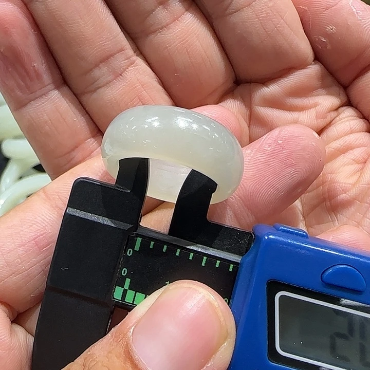 和田玉未镶嵌颈饰新疆且末青白