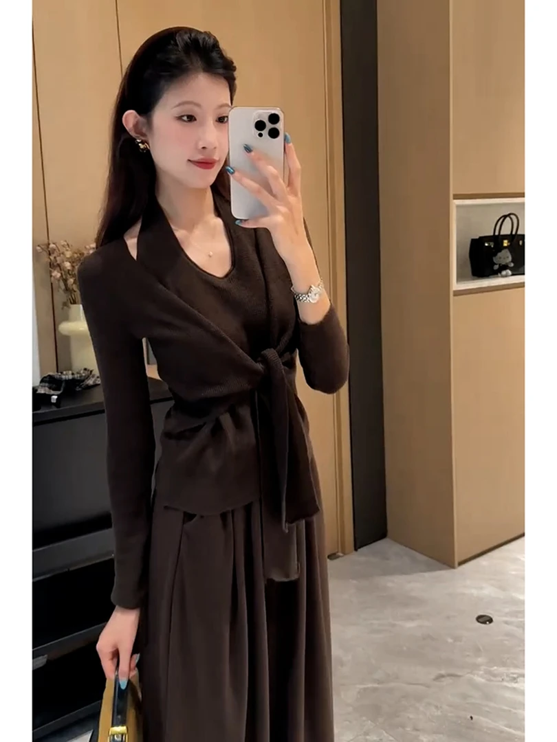 巨好看的早秋一整套独特漂亮小众不撞衫咖色扭结T恤休闲裤套装女
