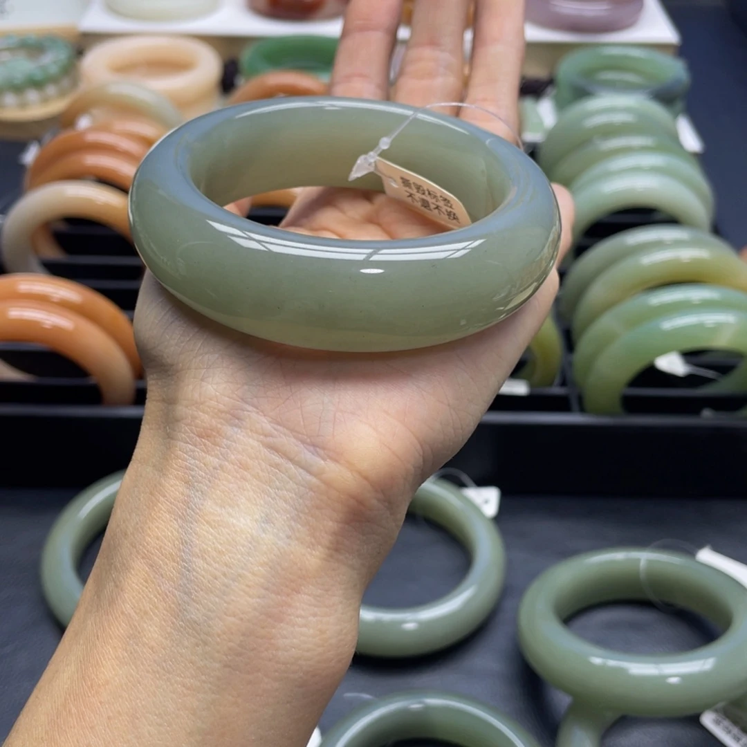 未镶嵌手镯石英质玉奶****?