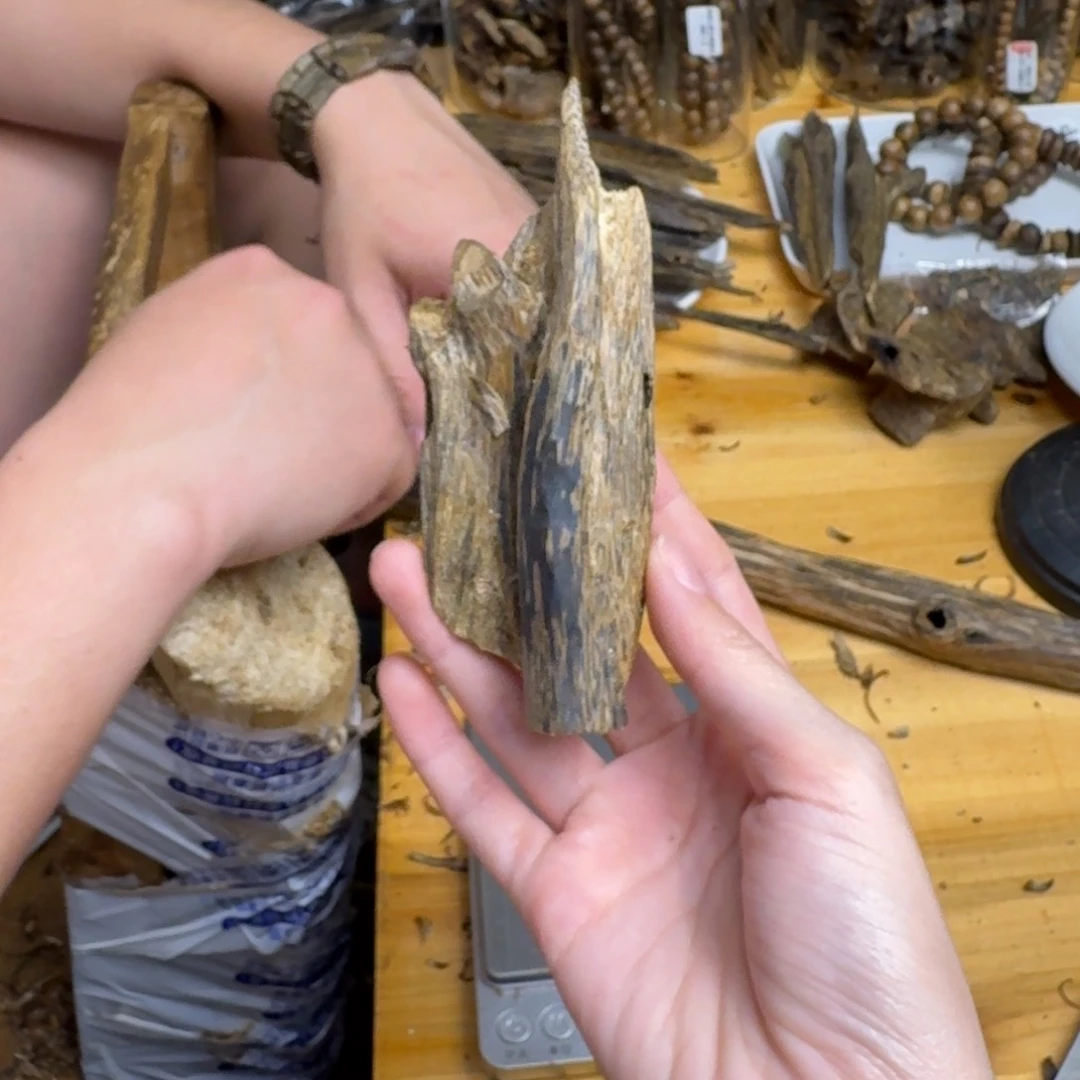 沉香手把件蓝宝石块料33克