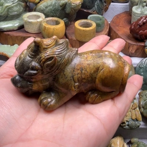 未镶嵌岫岩河磨玉（透闪石质玉）把件白****