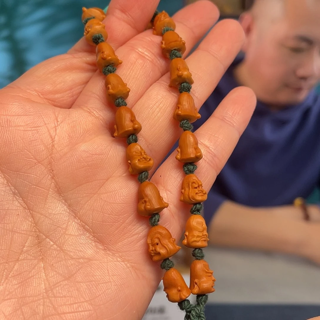 橄榄核核尖十八罗汉核雕作品