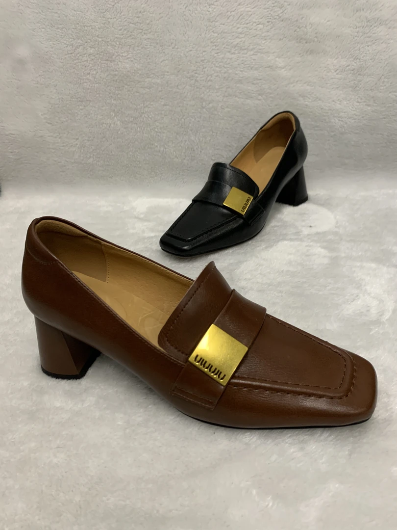 方头牛皮中跟复古高粗跟深口单鞋金属装饰搭扣中口纯色四季鞋1033