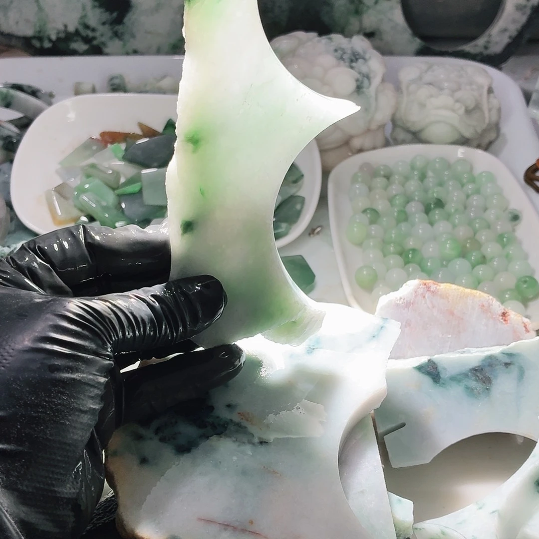 翡翠未镶嵌颈饰边角料