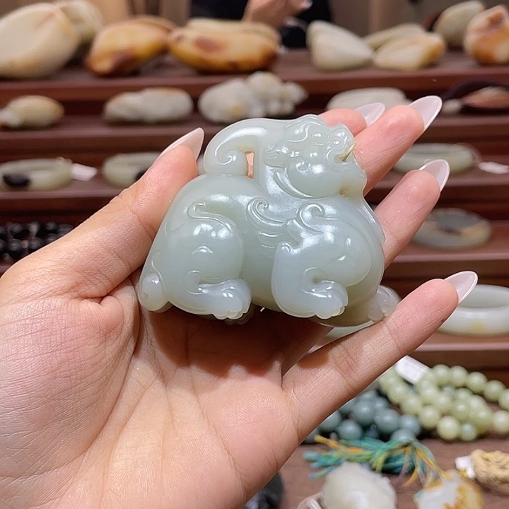 和田玉（青白玉）未镶嵌挂件貔貅把件