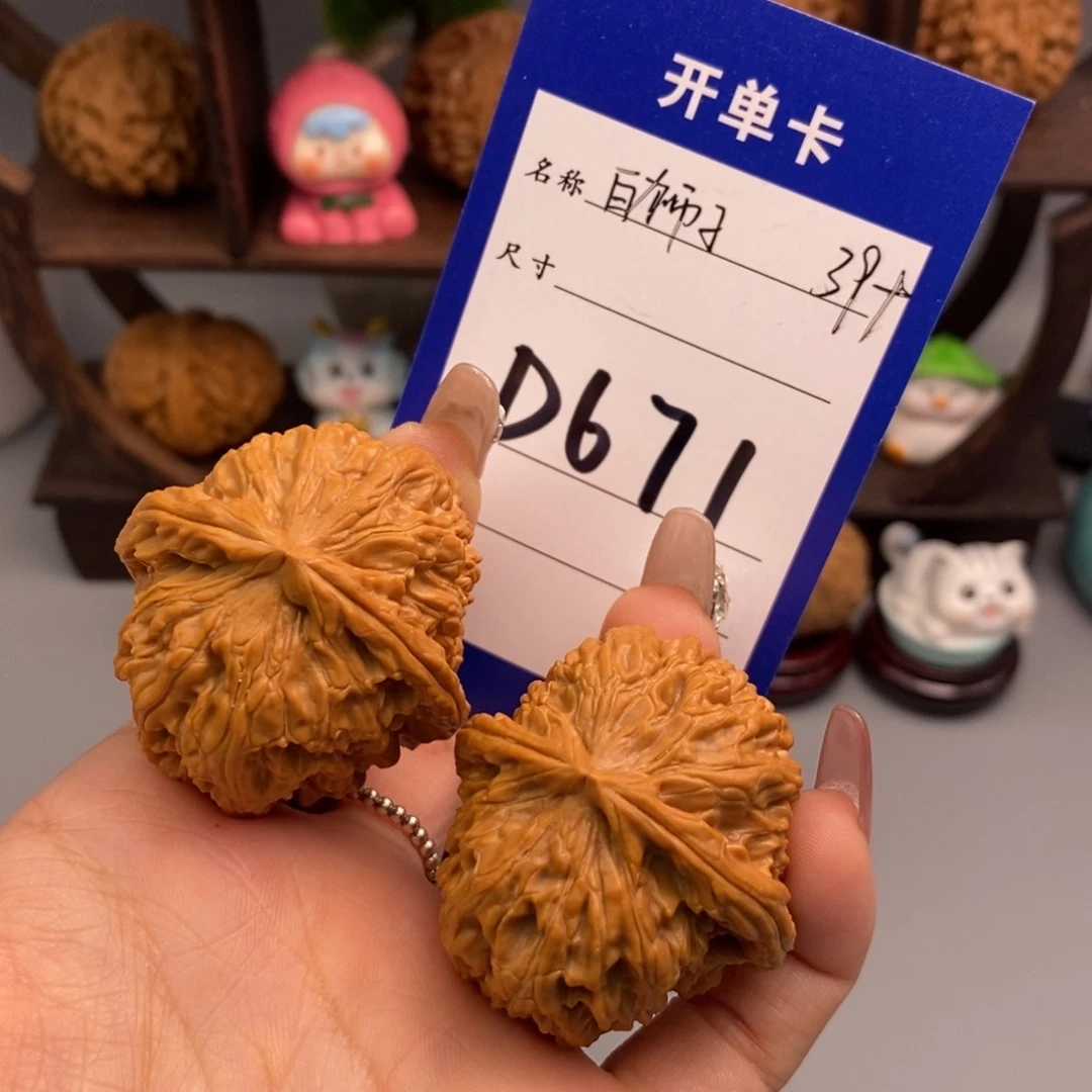 文玩核桃吊坠白狮子