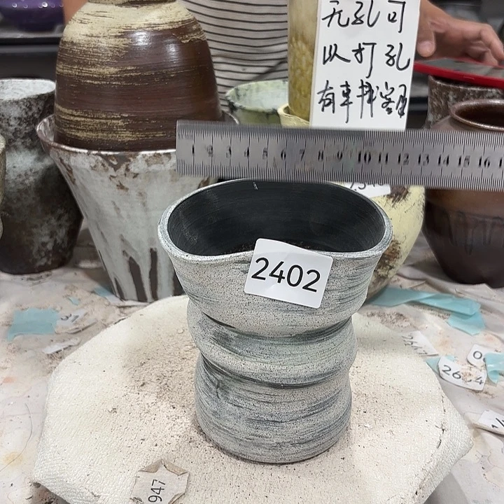 摆件高14，口11.5，有孔2402