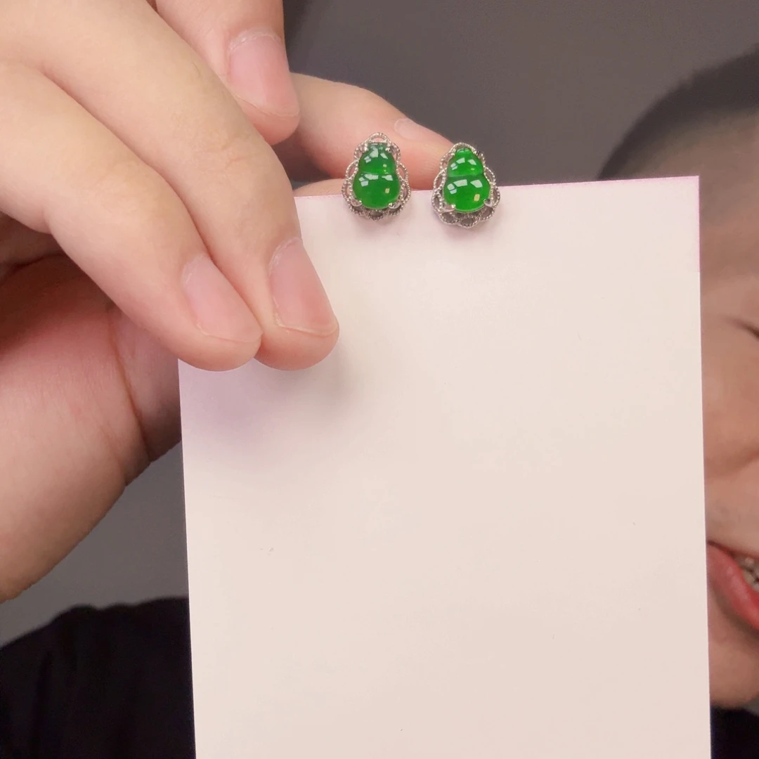 翡翠未镶嵌颈饰一对