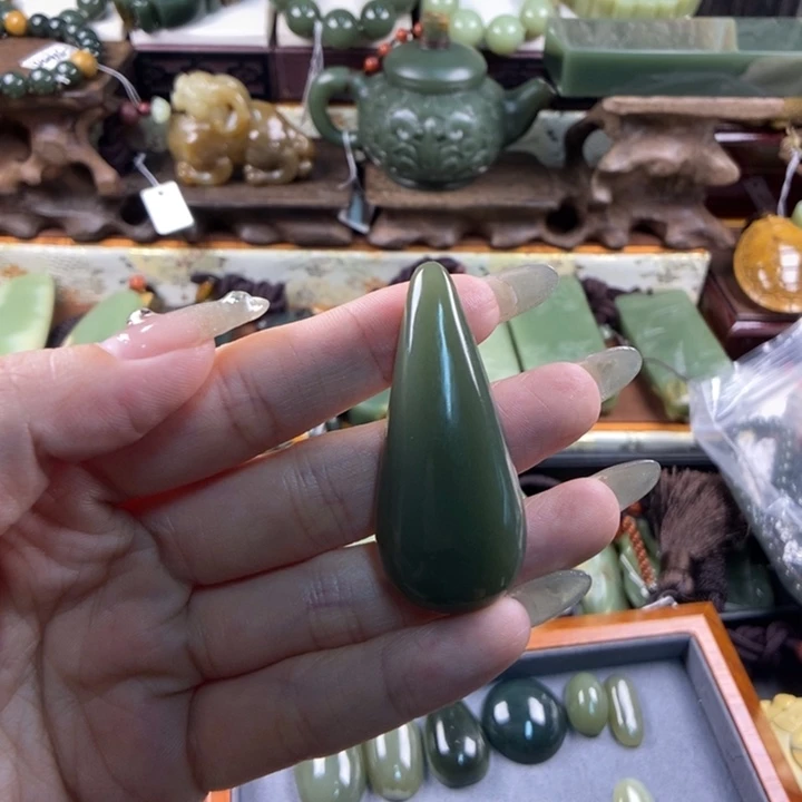 颈饰未镶嵌透闪石质玉爱*