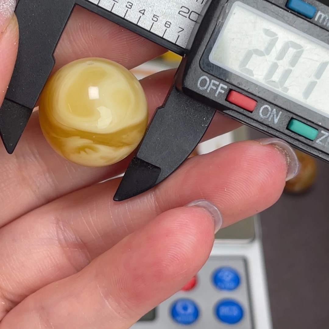 未镶嵌琥珀裸石微瑕202