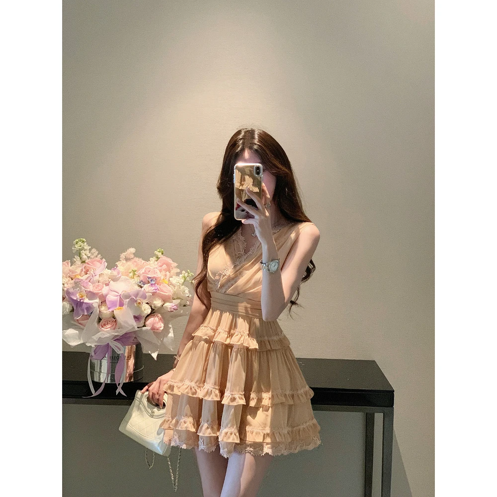 JustQin法式浪漫2025新款夏装三段收腰短裙蕾丝V领连衣裙女甜辣显