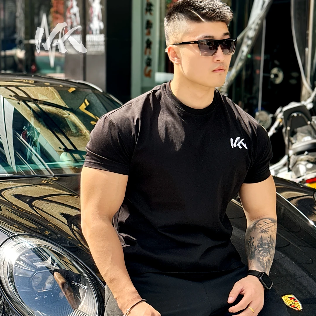 IAK夏季潮流左英文刺绣透气显型显壮健身美式收袖口男士休闲短袖