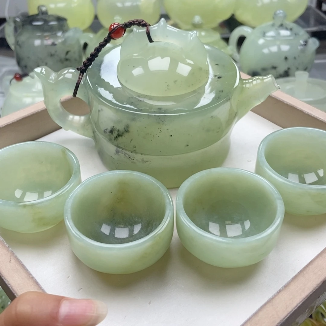 蛇纹石玉未镶嵌壶